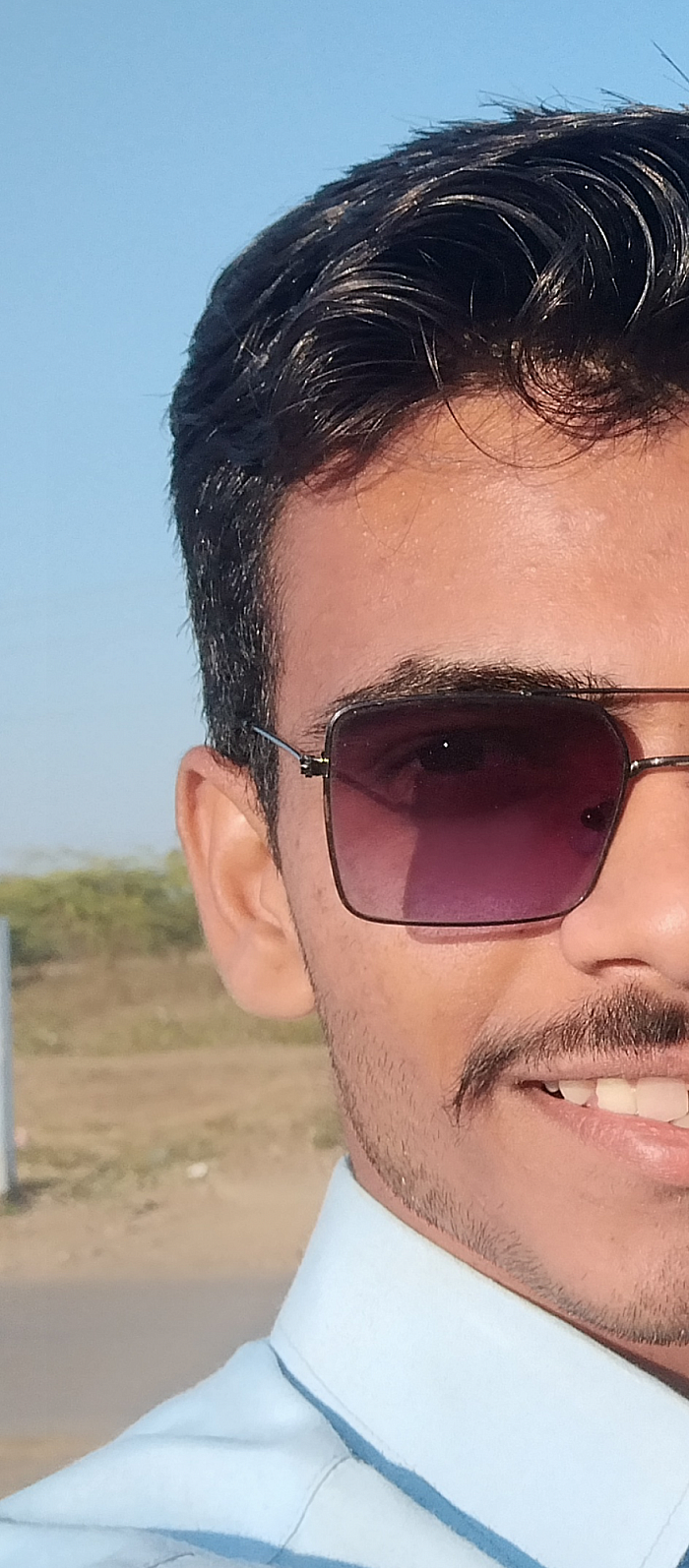 Goggle jach Raha hai...😎